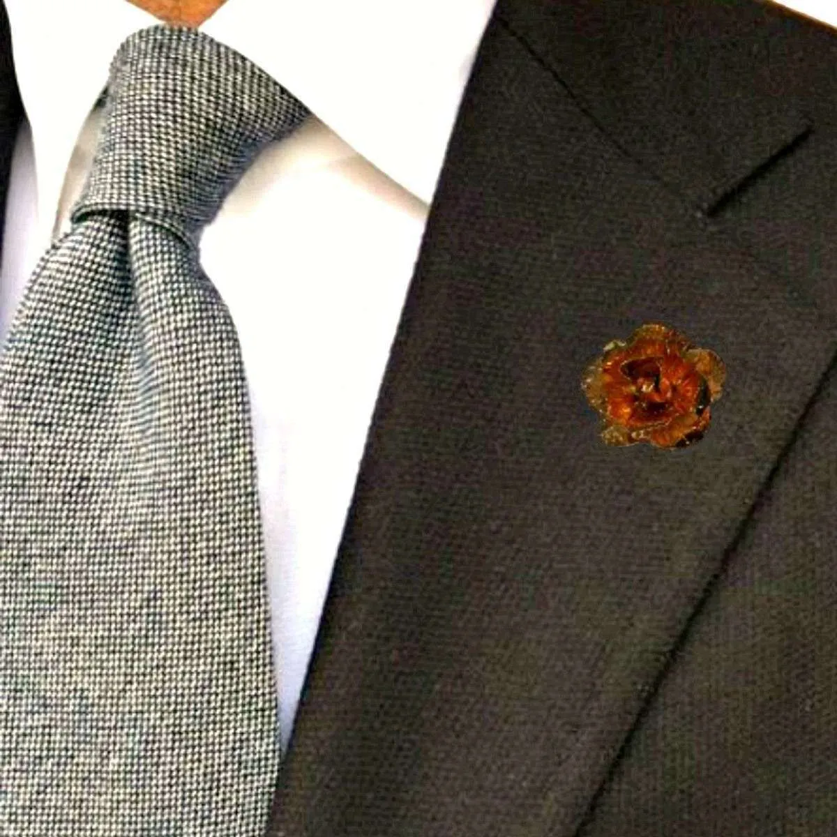 Bassin and Brown Rose Flower Lapel Pin - Vintage Gold