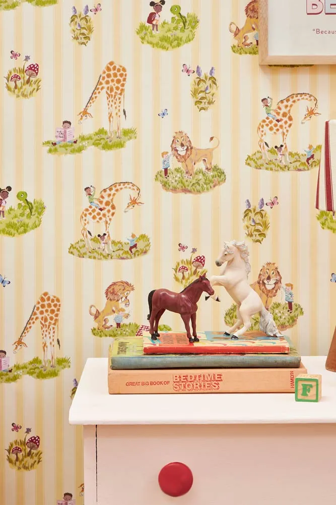 Poodle & Blonde Story Time Daisy Stripe Wallpaper